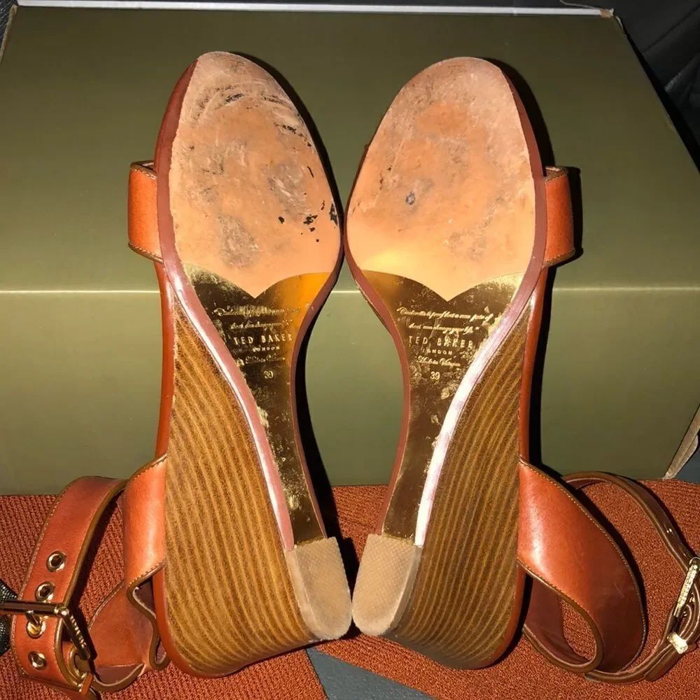Ted Baker 39 Lernox Camel Brown Trim Stacked Wedge Sandals Gold Tone Hardware - Picture 10 of 16